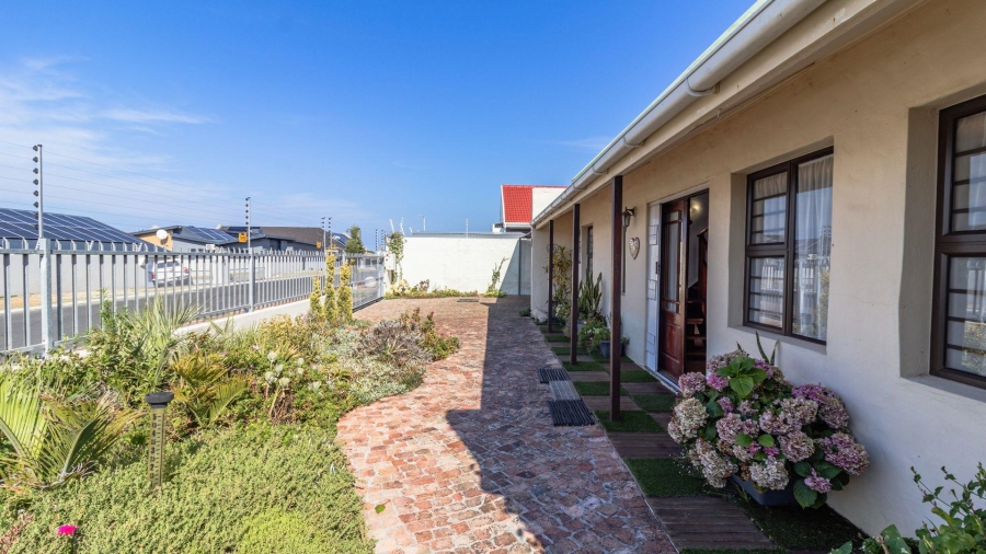 5 Bedroom Property for Sale in Perlemoenbaai Western Cape